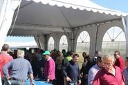Otra imagen de los agricultores en la carpa que colocó Seminis para disfrutar de una comida tras la visita de campo.