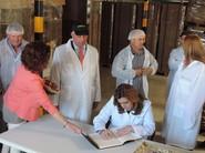 Susana Díaz no se marchó sin dejar su firma en el libro de visitas de la cooperativa.