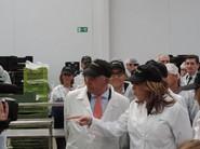 José Rodríguez, presidente de Biotec Family, guió a Susana Díaz durante la visita.