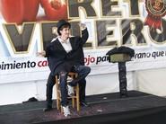 'El Gran Monloy' en acción con un invitado a la fiesta de cumpleaños de Velero.