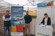 Omar Kaidi y David González, delegados comerciales de HM Clause, junto a la azafata que recorrerá todos los puntos de distribución de las semillas de pimiento de la empresa.
