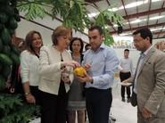 Mari Carmen Ortiz degustó papaya en el stand de Megasa