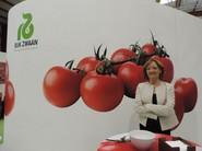 Mari Carmen Ortiz no quiso perder la oportunidad de posar en el espectacular stand de Rijk Zwaan
