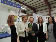 Manuel Pérez, de Biomip, mostrando la gran novedad de la empresa para esta feria
