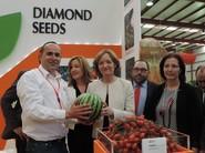 José de Haro, responsable de zona de Diamond Seeds, posó con la consejera y una de las variedades de sandía de la casa de semillas