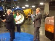 Arias Cañete flanqueado por Rita Barberá, alcaldesa de Valencia, y Alberto Fabra, presidente de la Comunidad Valenciana.