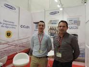 Trabajadores de Maher Electrónica en su stand de la feria