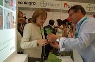 Trabajadores de El Plantel mostrando el injerto de planta a la consejera