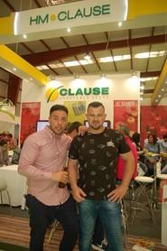 Agricultores disfrutando del primer día de feria