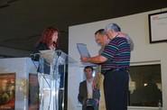 Juan Becerra, empleado de Agrupalmería durante 37 años, recibe el reconocimiento de la empresa a tantos años de dedicación.