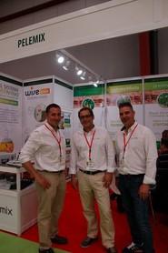 En el centro, David ;ayol, director general de Pelemix, con los técnicos comerciales de la empresa en la provincia.
