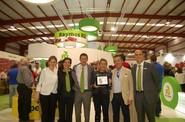 El equipo de Rijk Zwaan desplazado a la feria muestra el premio recibido de manos de la organización como Mejor Stand.