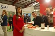 Así de sonrientes recibían el camarero y la azafata de Zeraim Ibérica a todo aquel que quiso acercarse al stand de la empresa de semillas.