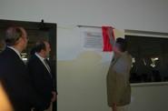 El presidente de Agrupalmería descubre la placa que conmemora la inauguración de las instalaciones.