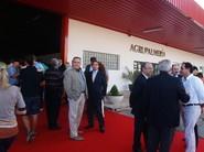 Autoridades y directivos de la empresa esperan antes de que comience el acto.