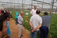 Manuel Fernández atiende las dudas de los agricultores participantes.