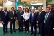 En el centro, Carmen Crespo, delegada del Gobierno en Andalucía, flanqueada por políticos y empresarios de la provincia.