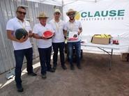 Parte del equipo de Clause con la nueva sandía.