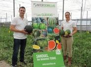 Paco González y María Escudero posando con algunas variedades de sandía de Intersemillas