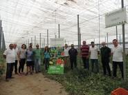 Trabajadores de Intersemillas junto a varios visitantes a las jornadas