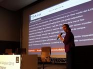 La directora de AGQ explicando la introducción a su intervención