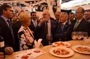 El ministro ha visitado muchos de los stands de las empresas participantes, entre ellos, el de CASI, donde ha degustado su tomate.