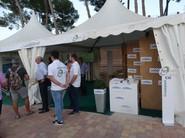 Cristalplant atendiendo a sus clientes.