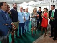 Degustando batido de melón en el stand de Monsanto.