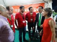 La ministra saludando a la delegación de Fertinagro.