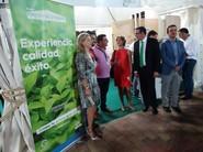 La ministra de Agricultura con responsables de Semilleros Cristalplant.
