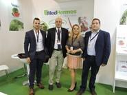 Juan José, Alfredo Amoroso, Isabel y Elías, posando en el stand de MedHermes