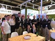 Idai Nature desplazó a Fruit Attraction a numerosos miembros de su equipo. En la foto, gran parte de ellos posando en su stand.