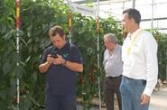 Javier Achón, técnico de Promoción y Desarrollo de HM Clause, atendiendo las dudas de algunos agricultores.