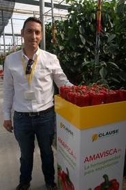 David González, delegado técnico comercial de HM Clause, con Amavisca, otra de las variedades que se pudo ver en finca.