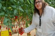 Beatriz López muestra, en esta ocasión, un ramo de Tomazur.