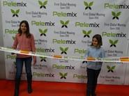 Estas pequeñas fueron las encargadas de cortar la cinta.