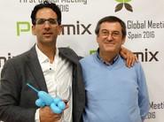 Rafael Emergui, director general de Pelemix Israel, junto a un amigo.