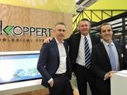 Kriss de Smet, derecha, de Koppert, junto a otros compañeros
