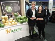 Miembros de la división europea de Hazera posando con una de sus variedades de tomate