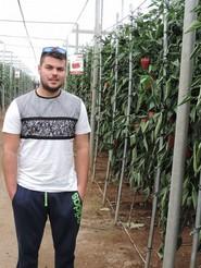 Un joven agricultor de Balanegra en una de las fincas de Enol.