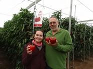 Este productor de lamuyo se interesó por los California de Ramiro Arnedo. Posa con su hija.