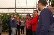 Diego Díaz, Product Manager de Pimiento de Zeraim, atiende las dudas de los agricultores.