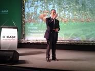El director de hortícolas de BASF invitando a los técnicos y distribuidores, tras su intervención a tomar café.