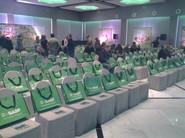 Los asistentes tomando asiento.