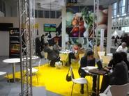 7 de febrero. Los profesionales se reúnen en todos los stands para mantener contactos comerciales.