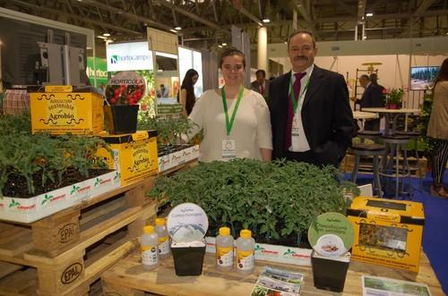 Pilar Santorromán y Francisco Torres, director financiero de Agrobío, posando en uno de los stands más llamativos de la feria