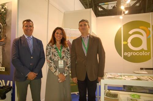 Luis Miguel Fernández, consejero delegado de Agrocolor, junto a otros compañeros