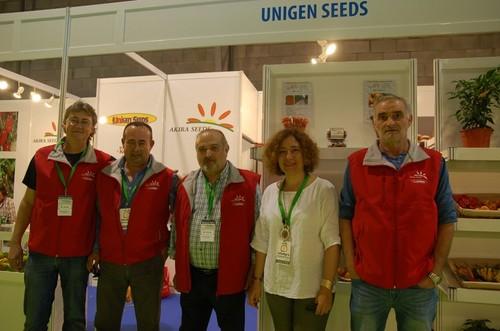 Grupo de compañeros de Akira Seeds afrontando el primer día de feria en Aguadulce