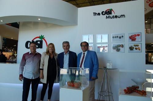 Miguel Vargas, presidente de Casi (centro), junto a la alcaldesa de Níjar, el concejal de Agricultura nijareño y el organizador de Níjar Caza