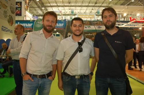 Ramón Egea, responsable de Marketing de Zeraim Ibérica, junto a dos compañeros